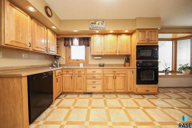 48224 266th St, Brandon, SD 57005