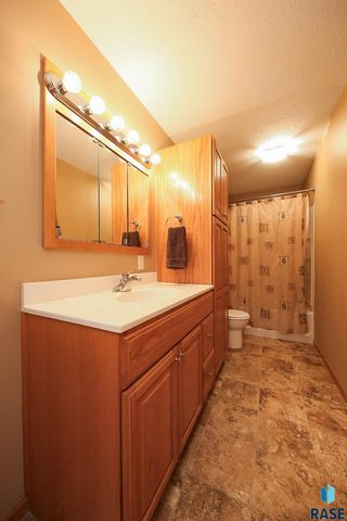 48224 266th St, Brandon, SD 57005