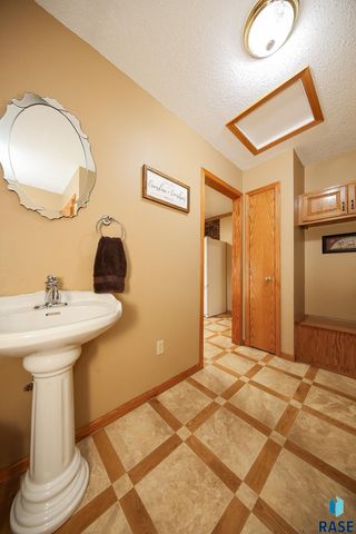 48224 266th St, Brandon, SD 57005