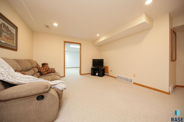 48224 266th St, Brandon, SD 57005