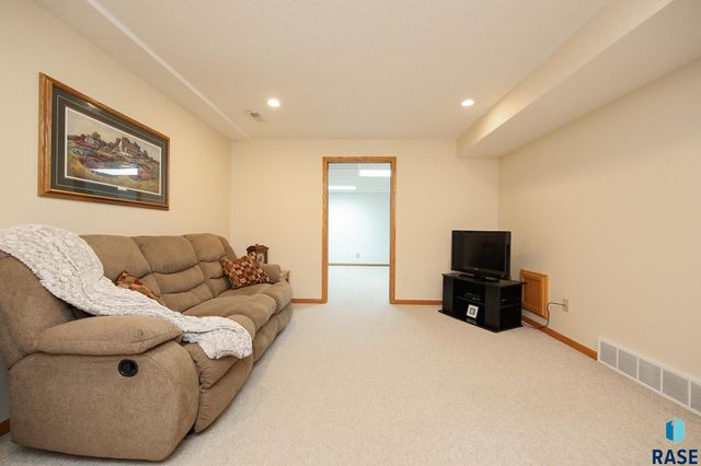48224 266th St, Brandon, SD 57005