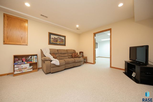 48224 266th St, Brandon, SD 57005