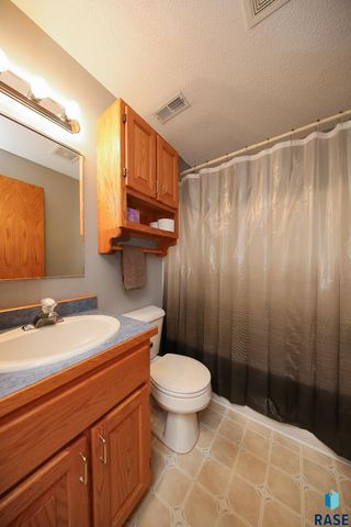 48224 266th St, Brandon, SD 57005