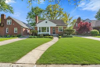 21252 Huntington Avenue, Harper Woods, MI 48225