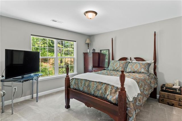 211 Hawks Nest Circle, Clemmons, NC 27012