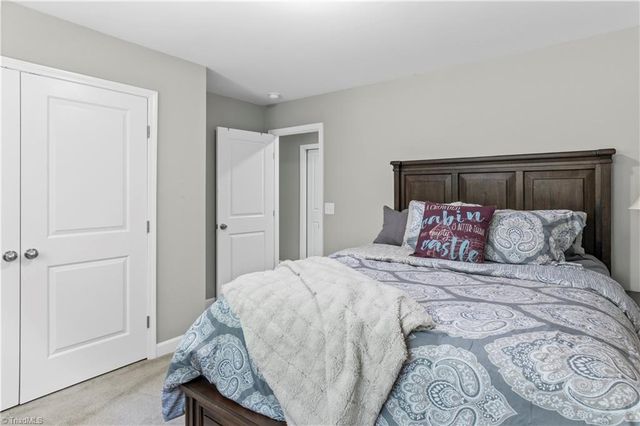211 Hawks Nest Circle, Clemmons, NC 27012