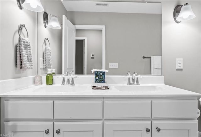 211 Hawks Nest Circle, Clemmons, NC 27012