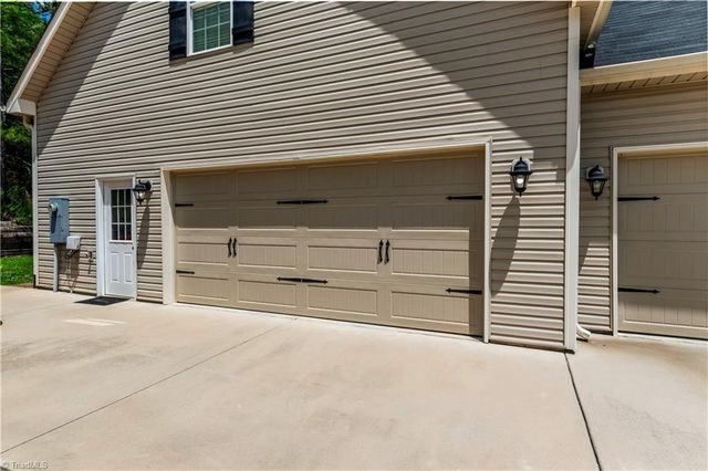 211 Hawks Nest Circle, Clemmons, NC 27012