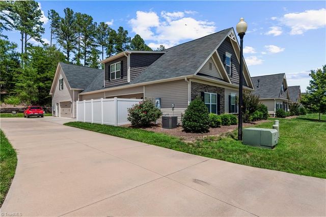 211 Hawks Nest Circle, Clemmons, NC 27012