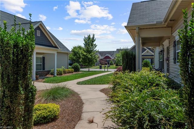 211 Hawks Nest Circle, Clemmons, NC 27012