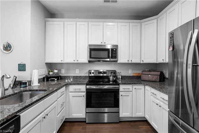 211 Hawks Nest Circle, Clemmons, NC 27012