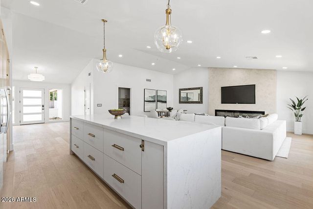 6010 E GREENWAY Lane E, Scottsdale, AZ 85254