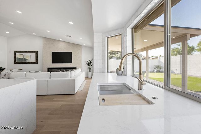 6010 E GREENWAY Lane E, Scottsdale, AZ 85254