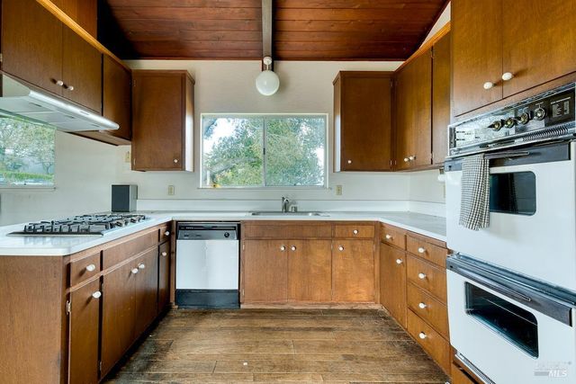 2511 Laguna Vista Dr, Novato, CA 94945