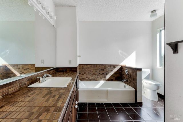 2511 Laguna Vista Dr, Novato, CA 94945