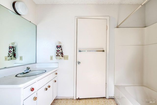 2511 Laguna Vista Dr, Novato, CA 94945