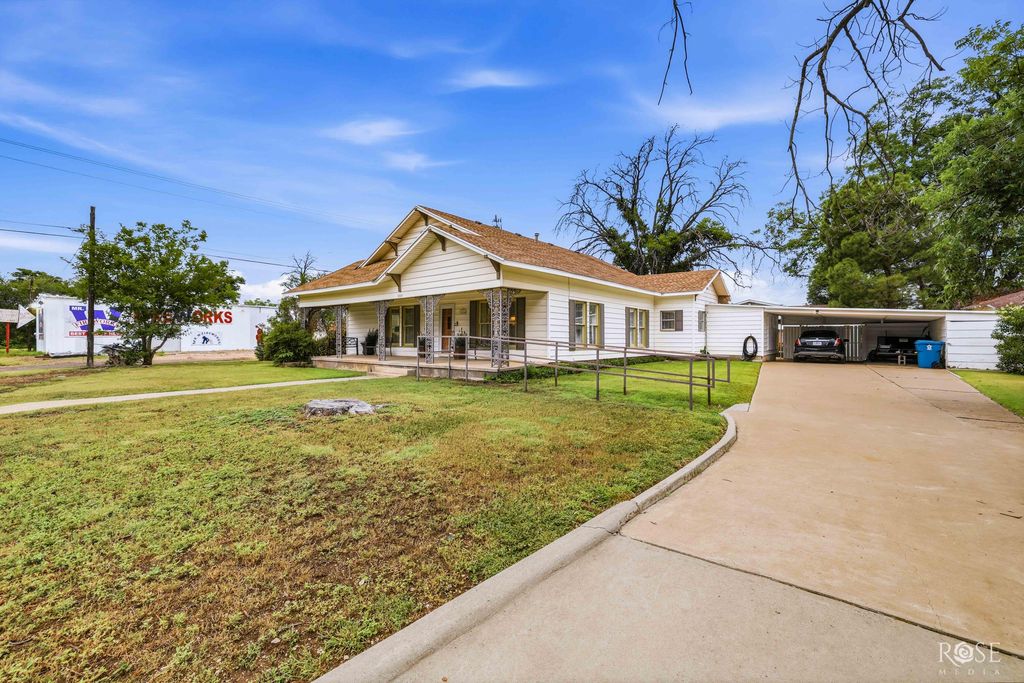 Image 4 of property listing at 1204 Ave D Ave D Avenue, Ozona, TX 76943