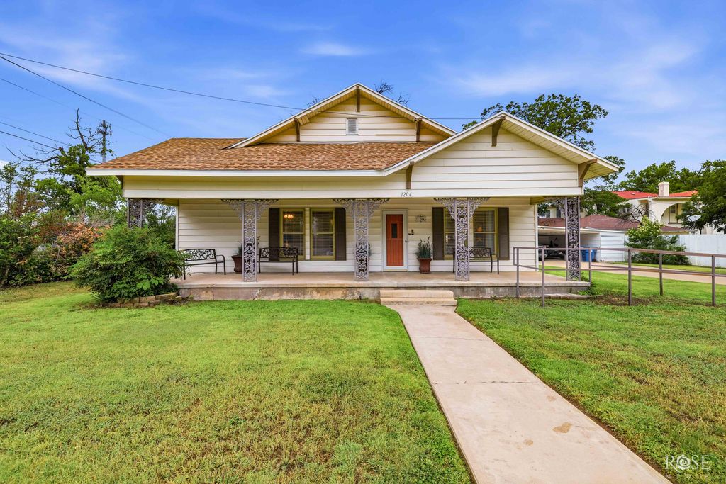 Image 6 of property listing at 1204 Ave D Ave D Avenue, Ozona, TX 76943