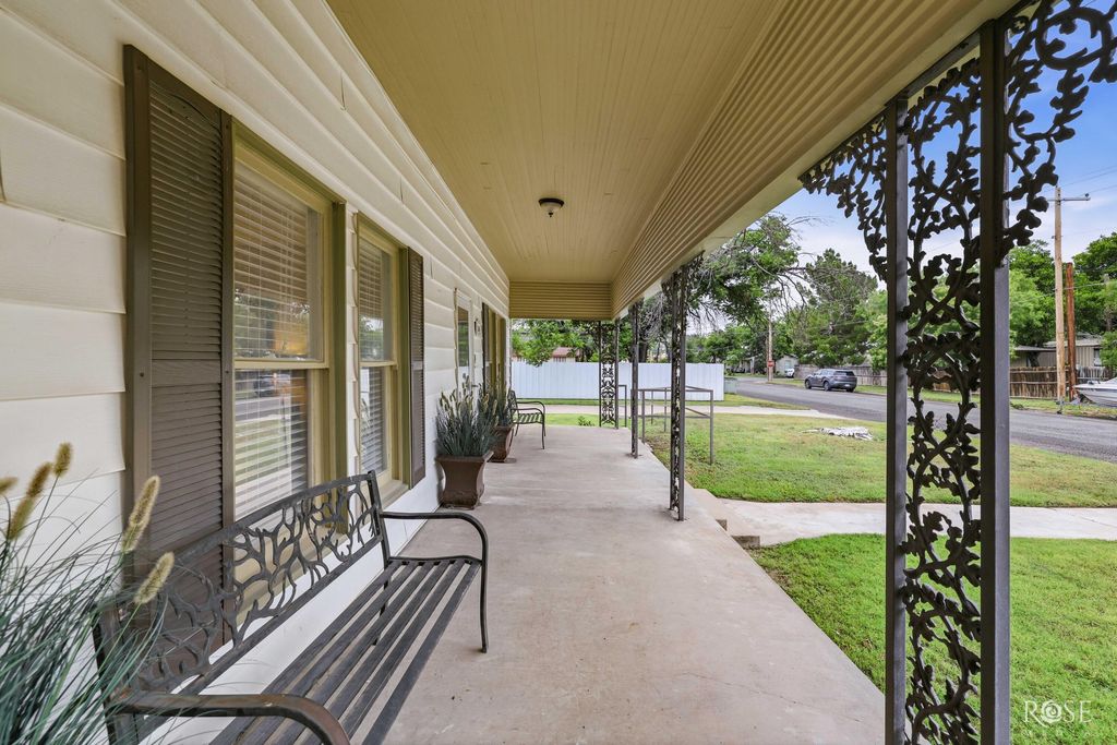 Image 7 of property listing at 1204 Ave D Ave D Avenue, Ozona, TX 76943