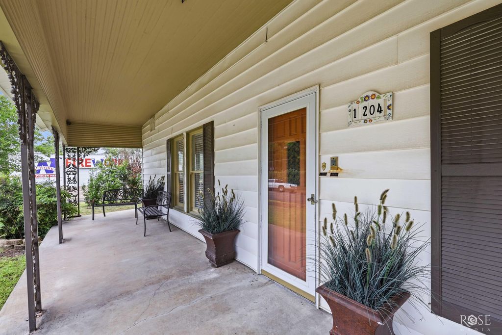 Image 8 of property listing at 1204 Ave D Ave D Avenue, Ozona, TX 76943