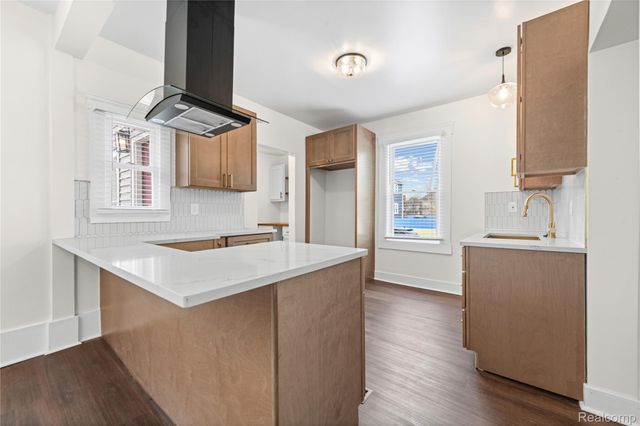 8103 E Canfield Street, Detroit, MI 48214