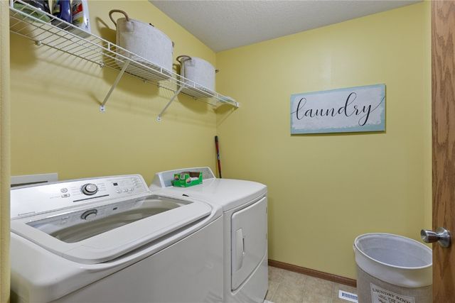 1600 Hunters Creek Way, Marion, IA 52302