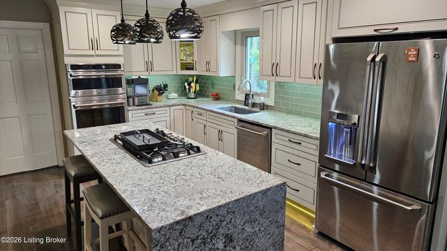 9214 Woodhurst Ct, Louisville, KY 40222