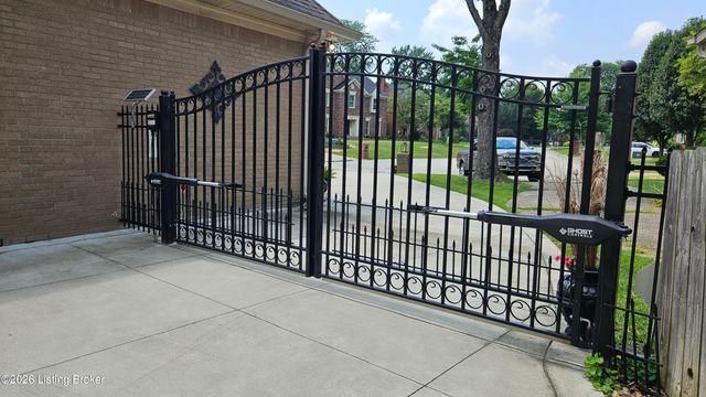 9214 Woodhurst Ct, Louisville, KY 40222