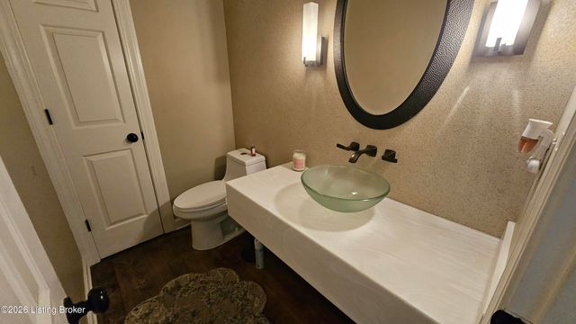9214 Woodhurst Ct, Louisville, KY 40222