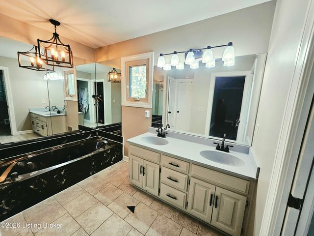 9214 Woodhurst Ct, Louisville, KY 40222
