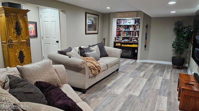 9214 Woodhurst Ct, Louisville, KY 40222