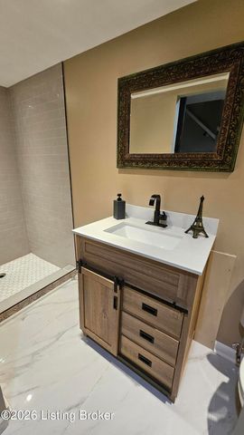 9214 Woodhurst Ct, Louisville, KY 40222