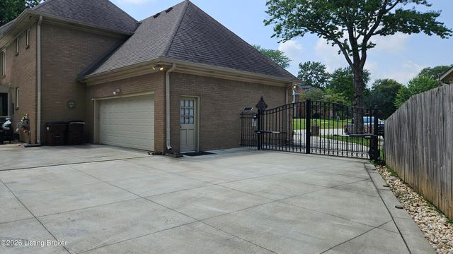 9214 Woodhurst Ct, Louisville, KY 40222