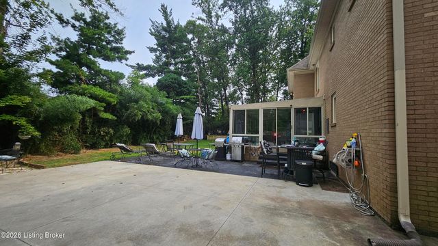 9214 Woodhurst Ct, Louisville, KY 40222