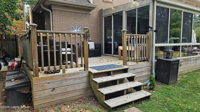9214 Woodhurst Ct, Louisville, KY 40222