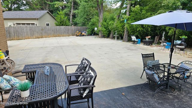 9214 Woodhurst Ct, Louisville, KY 40222