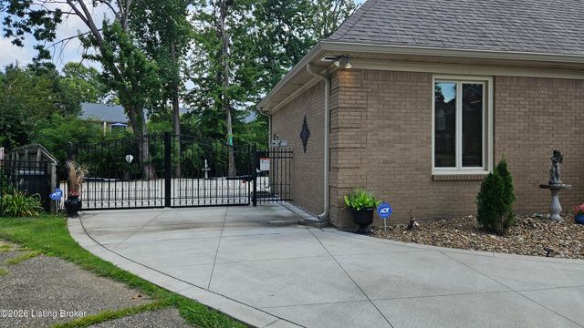 9214 Woodhurst Ct, Louisville, KY 40222