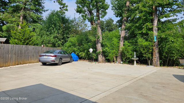 9214 Woodhurst Ct, Louisville, KY 40222