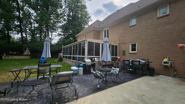 9214 Woodhurst Ct, Louisville, KY 40222