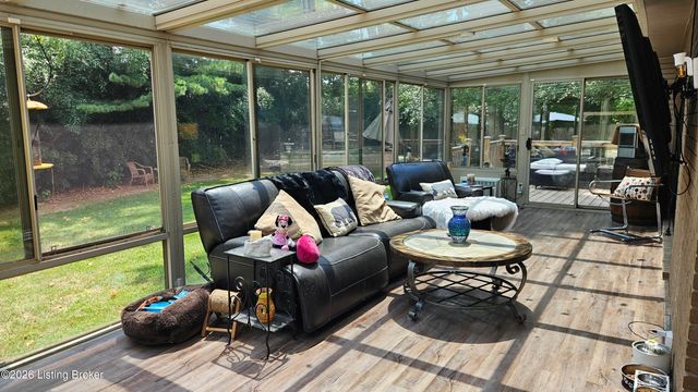 9214 Woodhurst Ct, Louisville, KY 40222