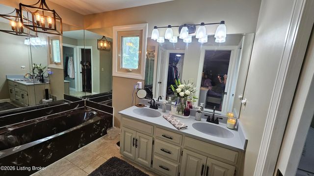 9214 Woodhurst Ct, Louisville, KY 40222