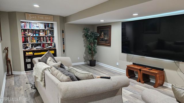 9214 Woodhurst Ct, Louisville, KY 40222