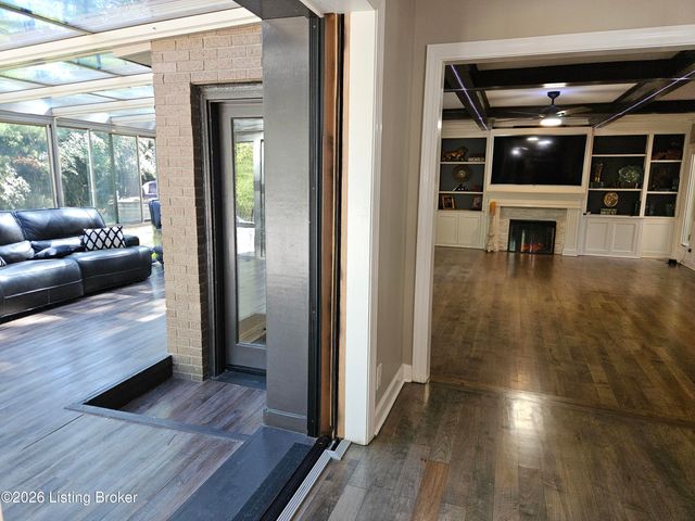 9214 Woodhurst Ct, Louisville, KY 40222