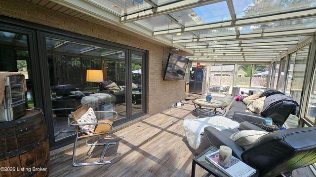 9214 Woodhurst Ct, Louisville, KY 40222