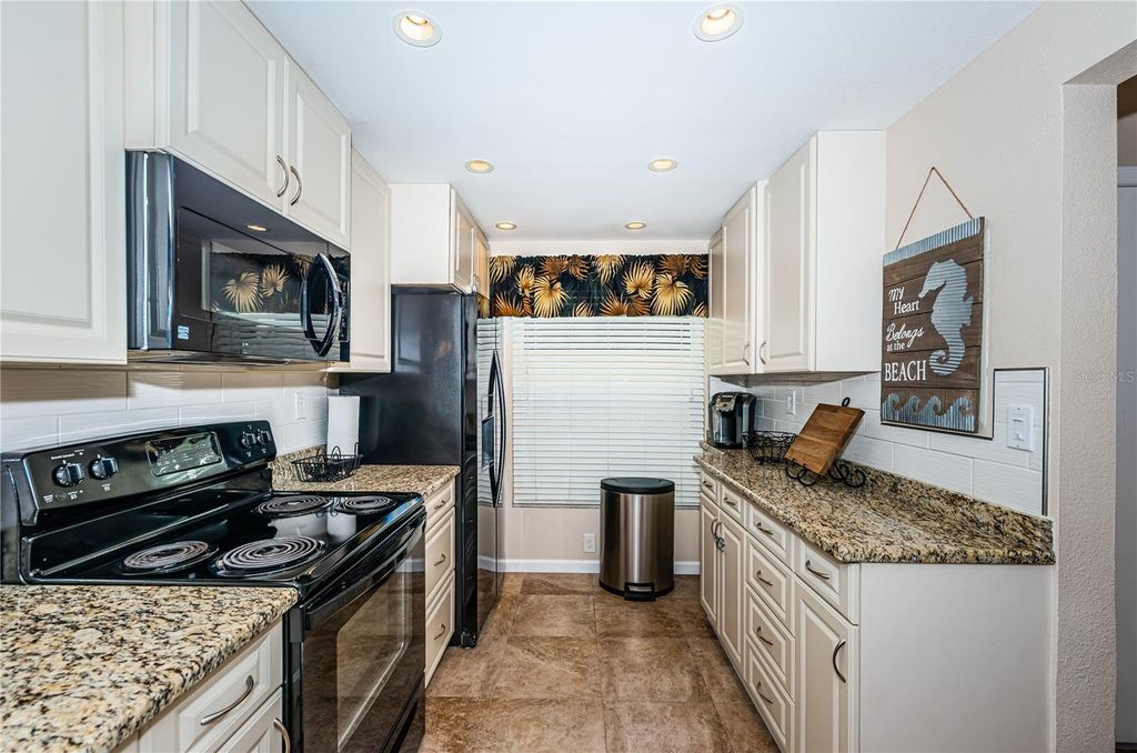 Image 11 of property listing at 6180 SUN BOULEVARD 106, St Petersburg, FL 33715