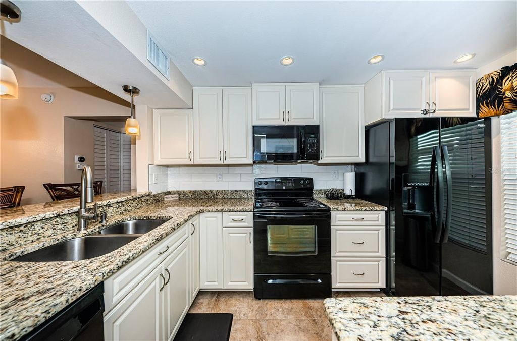 Image 12 of property listing at 6180 SUN BOULEVARD 106, St Petersburg, FL 33715