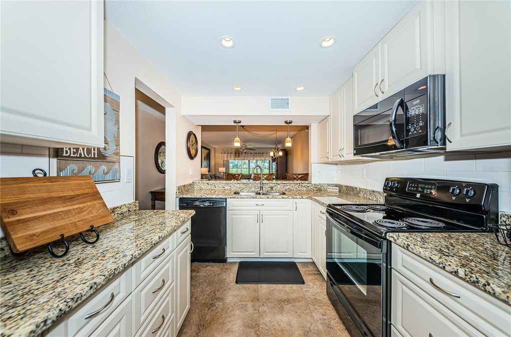 Image 5 of property listing at 6180 SUN BOULEVARD 106, St Petersburg, FL 33715