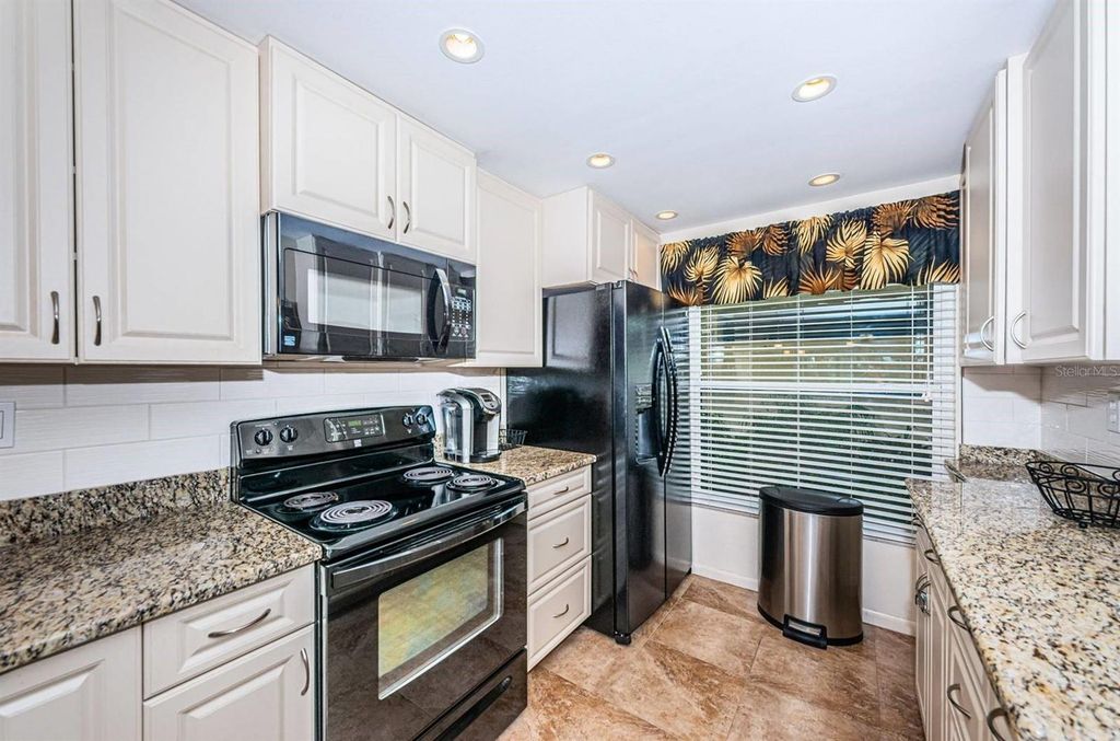 Image 6 of property listing at 6180 SUN BOULEVARD 106, St Petersburg, FL 33715