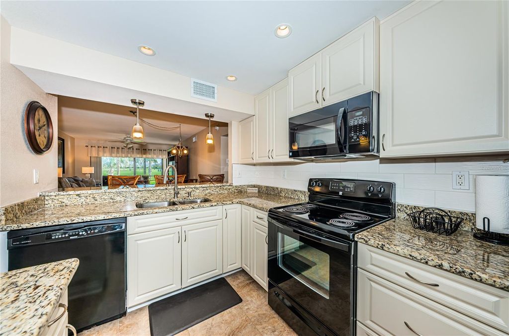 Image 7 of property listing at 6180 SUN BOULEVARD 106, St Petersburg, FL 33715