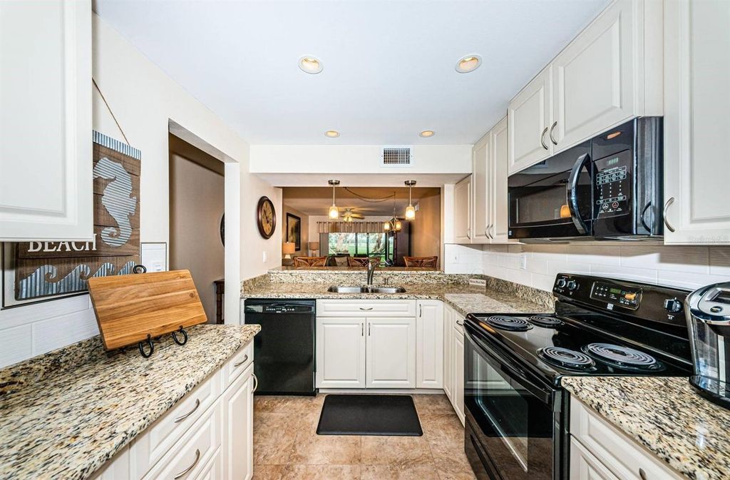 Image 9 of property listing at 6180 SUN BOULEVARD 106, St Petersburg, FL 33715